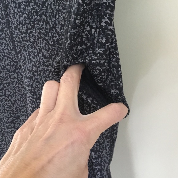 Athleta Ultimate Stash Pocket Textured Pixelated 7/8 Tight Leggings - Picture 7 of 14